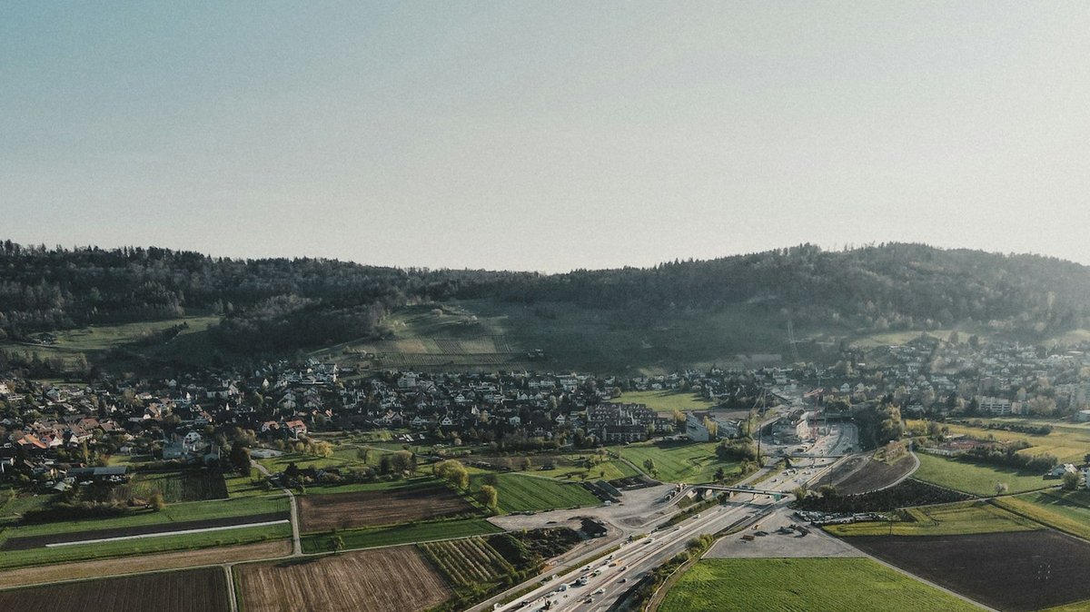 Drone Italdron in volo su cantiere autostradale durante ispezione segnaletica